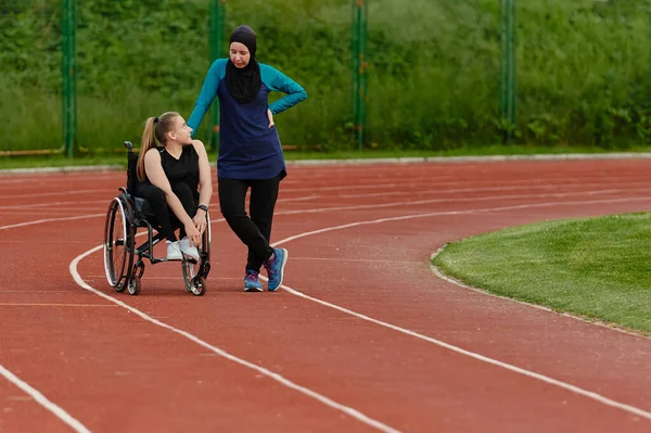 Une Musulmane Portant Une Burqa Reposant Avec Une Femme Handicapée — Photo