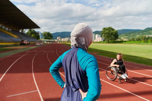 Een Moslimvrouw Met Een Boerka Die Rust Met Een Gehandicapte — Stockfoto