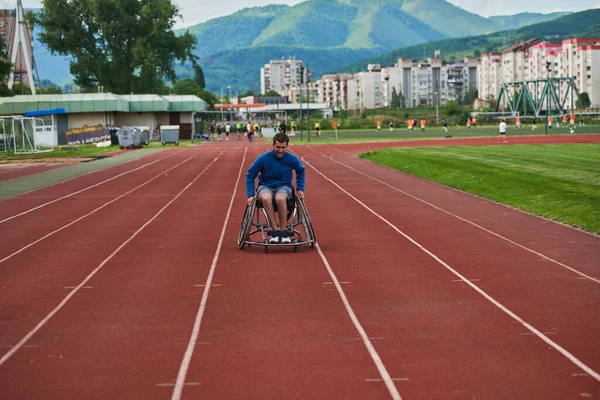 Человек Инвалидностью Инвалидной Коляске Неустанно Тренируется Треке Рамках Подготовки Паралимпийским — стоковое фото