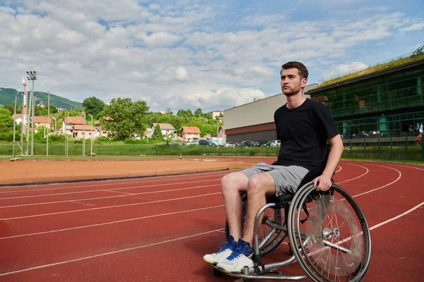 Ein Behinderter Rollstuhl Trainiert Unermüdlich Auf Der Bahn Vorbereitung Auf — Stockfoto