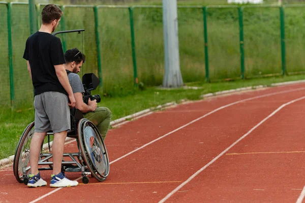 Ein Kameramann Filmt Die Teilnehmer Des Paralympischen Rennens Auf Der — Stockfoto
