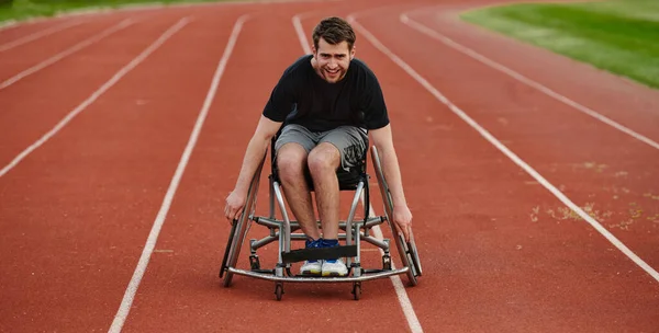 Osoba Zdravotním Postižením Invalidním Vozíku Neúnavně Trénuje Trati Rámci Přípravy — Stock fotografie