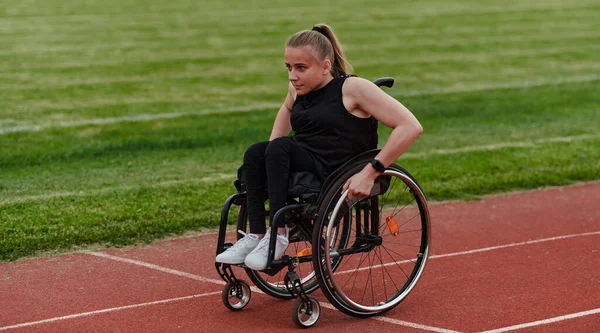 Женщина Инвалидностью Водит Инвалидное Кресло Треку Время Подготовки Паралимпийским Играм — стоковое фото