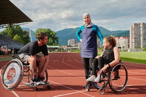 Een Vrouw Met Een Handicap Een Rolstoel Die Praat Training — Stockfoto