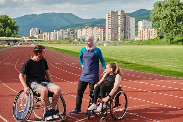 Een Vrouw Met Een Handicap Een Rolstoel Die Praat Training — Stockfoto