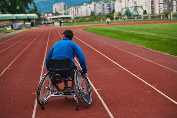 Une Personne Handicapée Fauteuil Roulant Entraîne Inlassablement Sur Piste Préparation — Photo