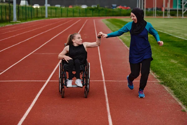 Una Mujer Musulmana Que Usa Burka Apoya Amiga Con Discapacidad — Foto de Stock