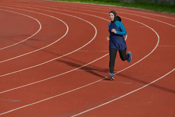 Мусульманська Жінка Спортивному Мусульманському Одязі Біжить Марафонському Курсі Готується Майбутніх — стокове фото
