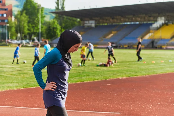 Μουσουλμάνα Γυναίκα Μπούργκα Ισλαμίστρια Αθλήτρια Που Ξεκουράζεται Μετά Από Έντονη — Φωτογραφία Αρχείου