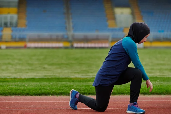 이슬람 스포츠 복장인 부르카를 이슬람 마라톤 코스에서 훈련을 마치고 운동을 — 스톡 사진