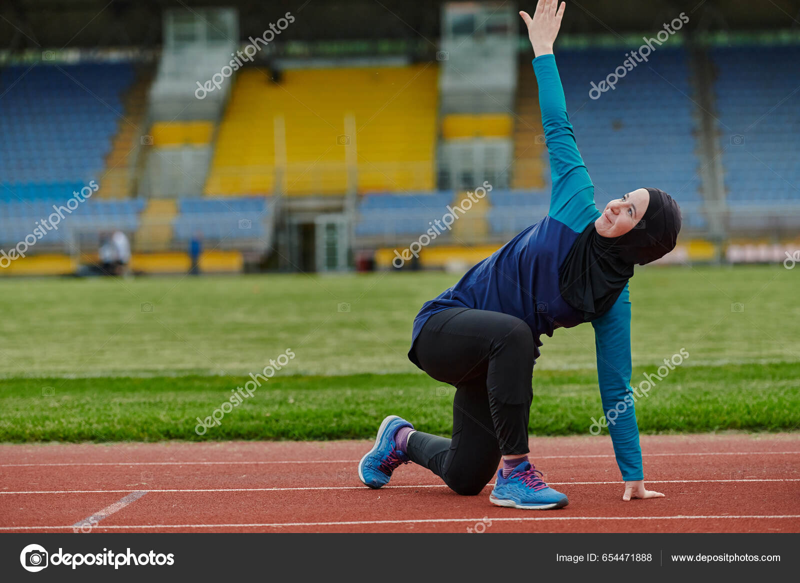 Mulher muçulmana tranquila em roupas esportivas, após um treinamento físico  intenso, sentada em um equipamento de ginástica