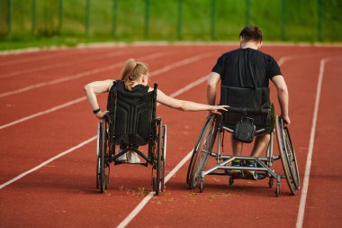 Engelli ve ilham verici bir çift, Engelli Olimpiyatları için birlikte antrenman yaparken inanılmaz kararlılıklarını ve güçlerini sergiliyorlar..