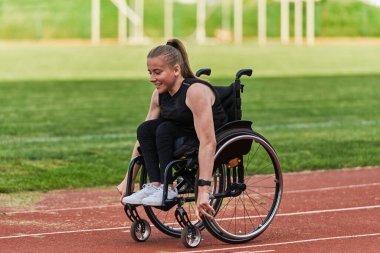 Engelli Olimpiyat Oyunları 'na hazırlanırken tekerlekli sandalye kullanan bir kadın. 