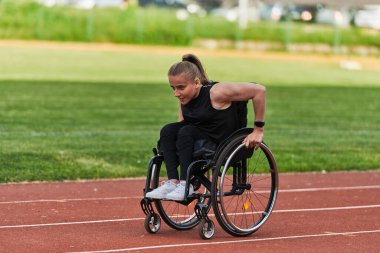 Engelli Olimpiyat Oyunları 'na hazırlanırken tekerlekli sandalye kullanan bir kadın. 