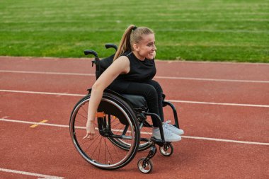 Engelli Olimpiyat Oyunları 'na hazırlanırken tekerlekli sandalye kullanan bir kadın. 