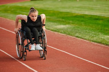 Engelli Olimpiyat Oyunları 'na hazırlanırken tekerlekli sandalye kullanan bir kadın. 