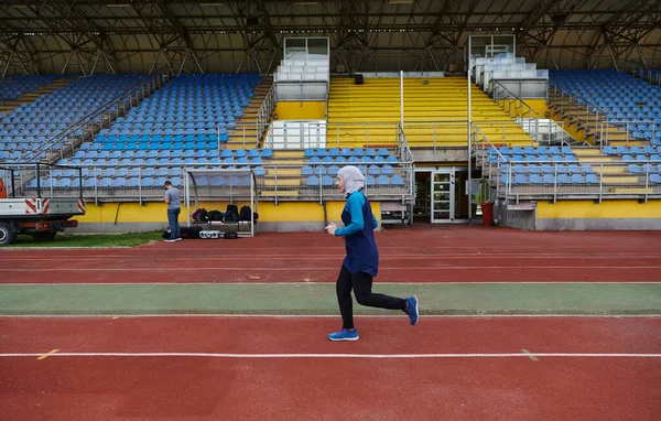 Muslimsk Kvinde Burqa Sport Muslimske Tøj Kører Maraton Kursus Forberede - Stock-foto