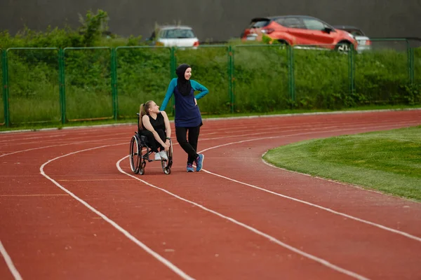 마라톤 코스에서 훈련을 장애가 부르카를 이슬람 — 스톡 사진