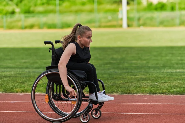 Kobieta Niepełnosprawna Jeżdżąca Wózku Inwalidzkim Podczas Przygotowań Igrzysk Paraolimpijskich — Zdjęcie stockowe