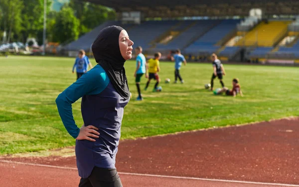 マラソンコースでの積極的なトレーニングセッションの後に休憩ブルカ イスラムのスポーツ女性とイスラム教徒の女性 ヒジャーブの女性がマラソン大会の準備をしています — ストック写真