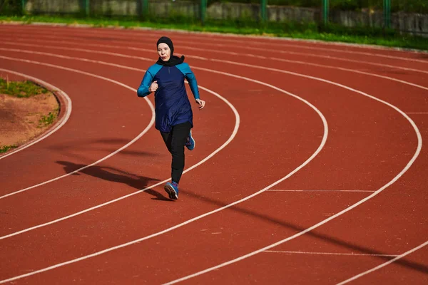 Uma Mulher Muçulmana Uma Burca Esportes Roupas Muçulmanas Correndo Curso — Fotografia de Stock