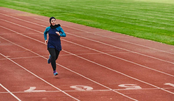 Muzułmanka Muzułmańskim Stroju Sportowym Biegająca Maratonie Przygotowująca Się Nadchodzących Zawodów — Zdjęcie stockowe