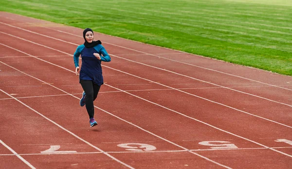 Egy Muszlim Burkában Sport Muszlim Ruhákban Maratoni Pályán Felkészülve Közelgő — Stock Fotó