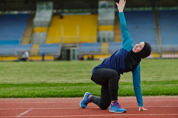 Μια Μουσουλμάνα Μπούργκα Μια Ισλαμική Αθλητική Στολή Κάνει Ασκήσεις Σώματος — Φωτογραφία Αρχείου