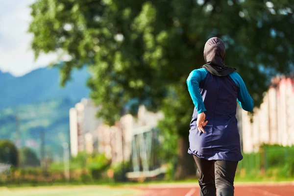Seorang Wanita Muslim Dalam Burqa Olahraga Pakaian Muslim Berjalan Pada — Stok Foto
