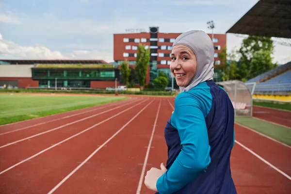 Una Mujer Musulmana Una Burka Viste Ropa Musulmana Deportiva Corriendo — Foto de Stock