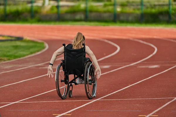 Una Mujer Con Discapacidad Que Conduce Una Silla Ruedas Una — Foto de Stock