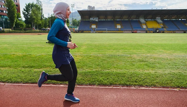 Una Donna Musulmana Burqa Sportivo Vestiti Musulmani Esecuzione Corso Maratona — Foto Stock