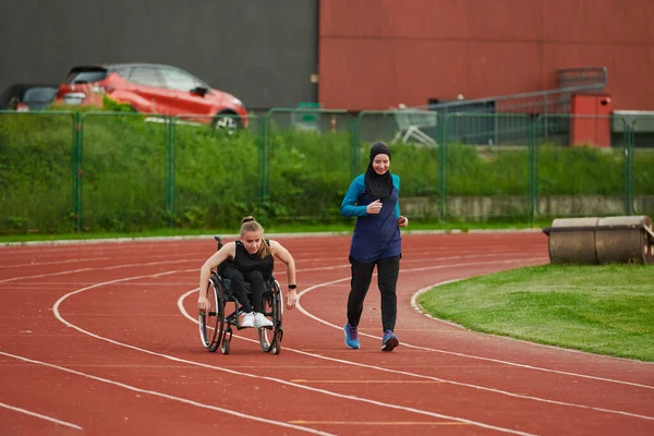Muslimsk Kvinne Burka Som Løper Sammen Med Kvinne Rullestol Maratonkurset – stockfoto