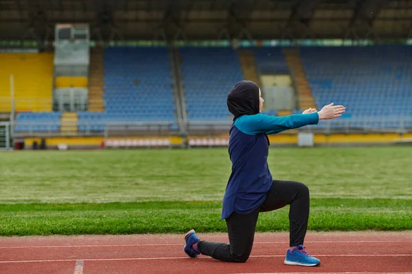 이슬람 스포츠 복장인 부르카를 이슬람 마라톤 코스에서 훈련을 마치고 운동을 — 스톡 사진