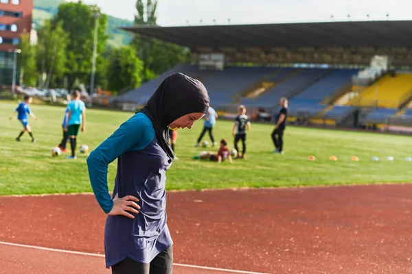 부르카를 이슬람 마라톤 코스에서 훈련을 마치고 마라톤 준비를 있습니다 — 스톡 사진
