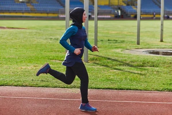 Une Femme Musulmane Dans Burqa Sport Vêtements Musulmans Courir Sur — Photo