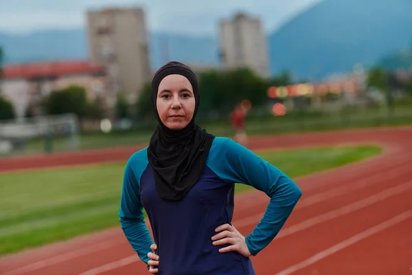 Une Femme Musulmane Avec Une Burqa Une Sportive Islamique Reposant — Photo