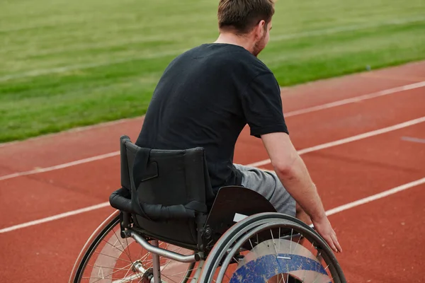 Una Persona Con Discapacidad Una Silla Ruedas Que Entrena Incansablemente — Foto de Stock