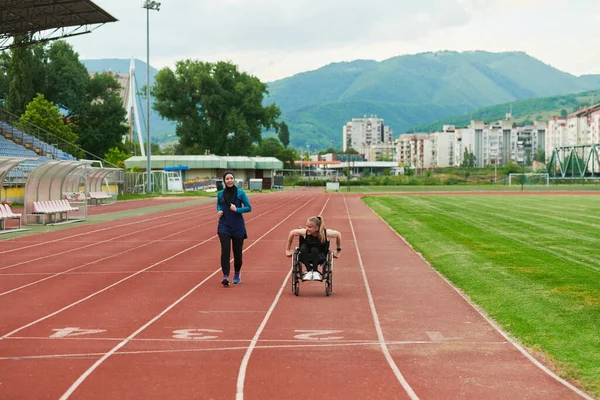 Muslimsk Kvinde Burqa Der Løber Sammen Med Kvinde Kørestol Maratonbanen - Stock-foto