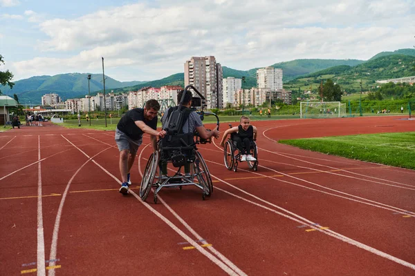 Kamerzysta Filmujący Uczestników Wyścigu Paraolimpijskiego Maratonie Wysokiej Jakości Zdjęcie — Zdjęcie stockowe
