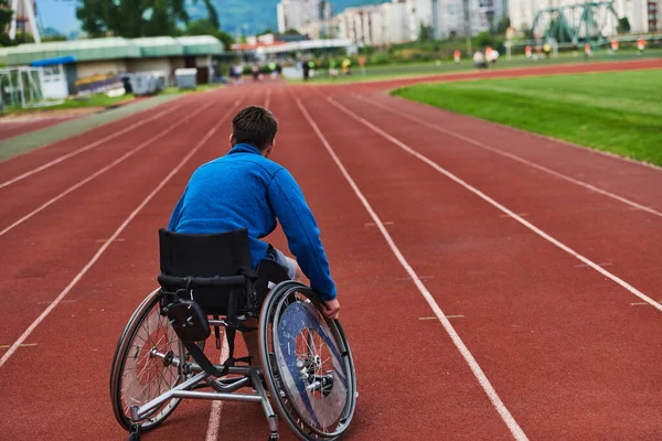 Een Persoon Met Een Handicap Een Rolstoeltraining Onvermoeibaar Baan Ter — Stockfoto