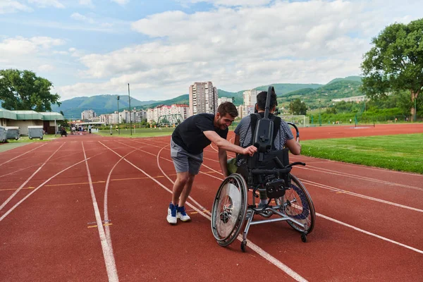 Ein Kameramann Filmt Die Teilnehmer Des Paralympischen Rennens Auf Der — Stockfoto