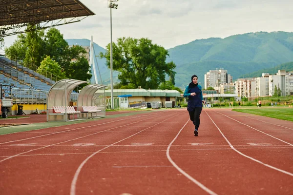 Egy Muszlim Burkában Sport Muszlim Ruhákban Maratoni Pályán Felkészülve Közelgő — Stock Fotó