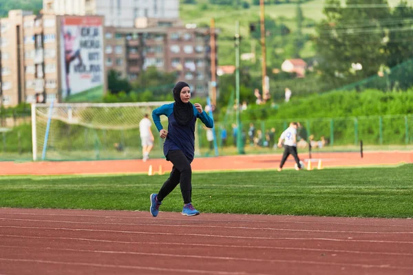 Seorang Wanita Muslim Dalam Burqa Olahraga Pakaian Muslim Berjalan Pada — Stok Foto