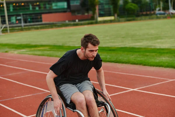 Ein Behinderter Rollstuhl Trainiert Unermüdlich Auf Der Bahn Vorbereitung Auf — Stockfoto
