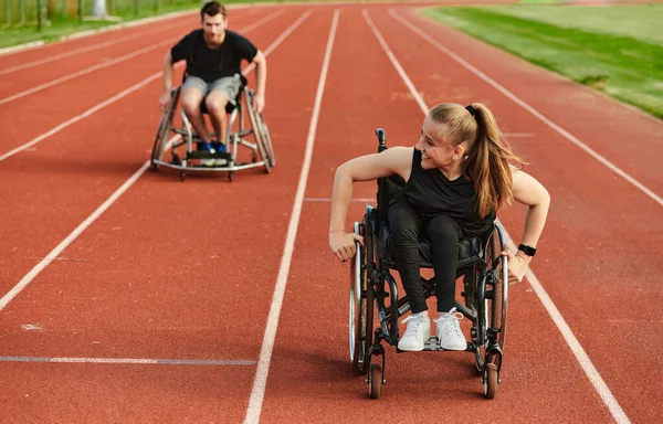 Een Inspirerend Koppel Met Een Handicap Tonen Hun Ongelooflijke Vastberadenheid — Stockfoto