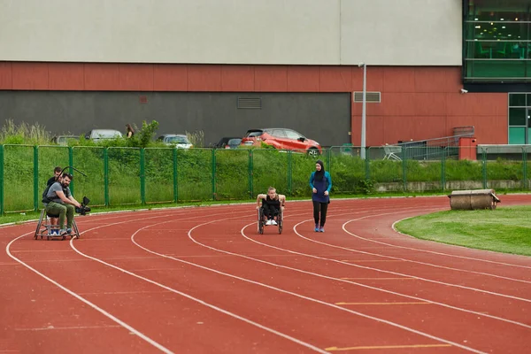 Een Cameraman Die Deelnemers Van Paralympische Race Filmt Marathonbaan Hoge — Stockfoto