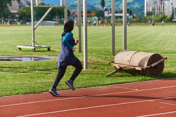 Muslimsk Kvinne Burka Muslim Løper Maratonkurs Forbereder Seg Kommende Konkurranser – stockfoto