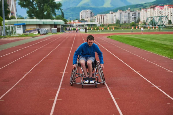 パラリンピック競技大会に備えて 車いすの障害者がトラック上で休むことなくトレーニングを受けている人 — ストック写真