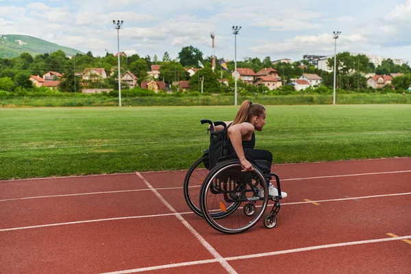 Een Vrouw Met Een Handicap Rijden Een Rolstoel Een Baan — Stockfoto